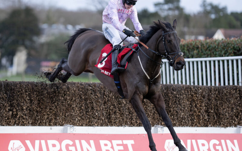 Sixmilebridge and Kielan Woods win the Scilly Isles Novices' Chase at Sandown. 31/1/2026